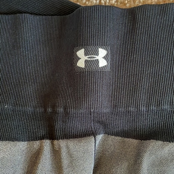 Black & Grey Under Armour Heatgear Compression Leggings for Weightlifting & Gym - Picture 3 of 3